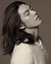 Ким У Бин демонстрирует потрясающе длинные волосы