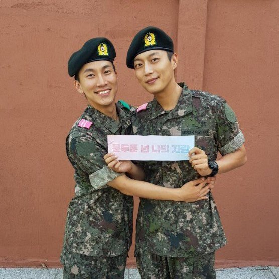 Дуджун и Ынкван  не теряют хорошего настроения на службе в армии