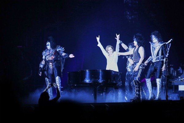 Йошики - специальный гость на концерте KISS в Tokyo Dome